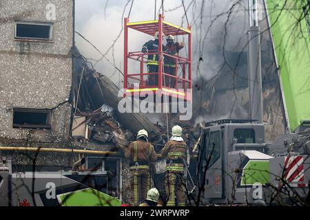 Non esclusiva: SUMY, UCRAINA - 13 MARZO 2023 - i soccorritori utilizzano attrezzature ad alta quota e attrezzi speciali per cercare persone sotto le macerie di un f Foto Stock