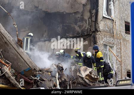 Non esclusiva: SUMY, UCRAINA - 13 MARZO 2023 - i soccorritori eliminano le conseguenze di un attacco di droni Shahed lanciato dalle truppe russe su un cinque piani Foto Stock