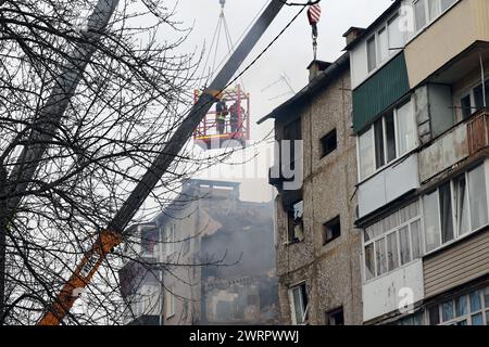 Non esclusiva: SUMY, UCRAINA - 13 MARZO 2023 - i soccorritori utilizzano attrezzature ad alta quota e attrezzi speciali per cercare persone sotto le macerie di un f Foto Stock