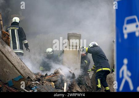 Non esclusiva: SUMY, UCRAINA - 13 MARZO 2023 - i soccorritori eliminano le conseguenze di un attacco di droni Shahed lanciato dalle truppe russe su un cinque piani Foto Stock