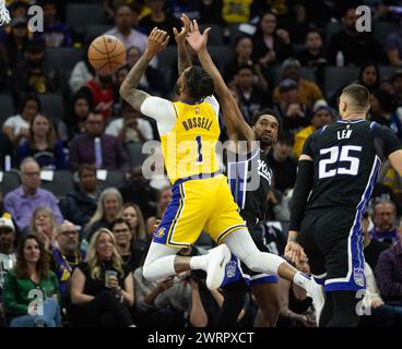 Sacramento, California, Stati Uniti. 13 marzo 2024. La guardia dei Sacramento Kings Malik Monk (0) fallo con la guardia dei Los Angeles Lakers D'Angelo Russell (1) durante una partita al Golden 1 Center mercoledì 13 marzo 2024 a Sacramento. (Credit Image: © Paul Kitagaki Jr./ZUMA Press Wire) SOLO PER USO EDITORIALE! Non per USO commerciale! Foto Stock