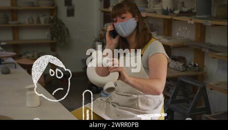 Immagine composita delle icone di concetto covid-19 contro la donna che indossa una maschera che tiene in mano un oggetto in ceramica Foto Stock