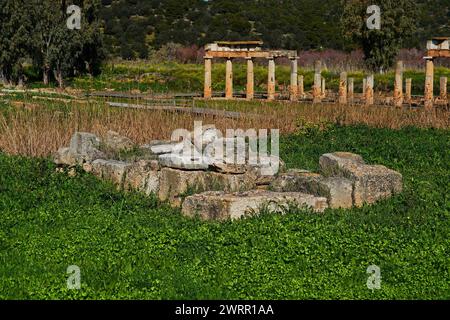 L'altare nell'antico santuario di Artemide, vicino al tempio, a Brauron o Vravrona, Attica, Grecia Foto Stock