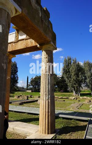 L'antico santuario di Artemide. Colonne della galleria o stoa prima del tempio, a Brauron o Vravrona, Attica, Grecia Foto Stock