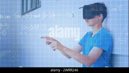 Immagine di equazioni matematiche sugli scolari con occhiali vr Foto Stock