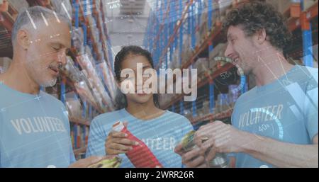 Immagine di statistiche ed elaborazione dei dati su volontari sorridenti che lavorano in magazzino Foto Stock