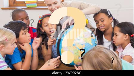 Immagine di punti interrogativi su scolari e insegnanti diversi in classe Foto Stock