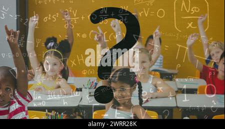 Immagine di punto interrogativo e formule matematiche sui bambini in classe Foto Stock