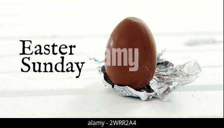 Immagine della domenica di pasqua su un uovo di cioccolato su sfondo bianco Foto Stock