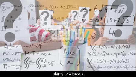 Immagine di formule matematiche sui bambini in classe Foto Stock