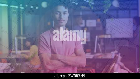 Immagine dell'elaborazione di dati finanziari su un uomo d'affari birazziale Foto Stock