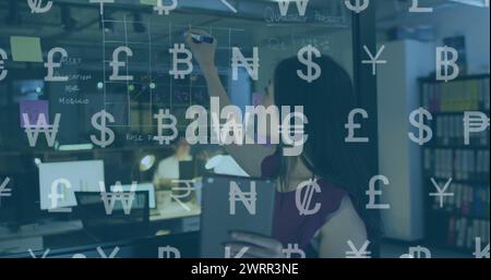 Immagine del trattamento dei dati su una donna d'affari birazziale Foto Stock