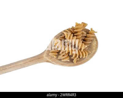 una piccola pila di pasta integrale su un mestolo di legno Foto Stock