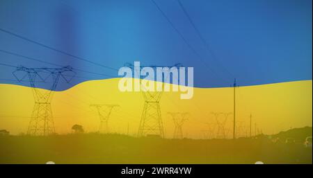 Immagine della bandiera dell'ucraina su pali di campo e di elettricità Foto Stock