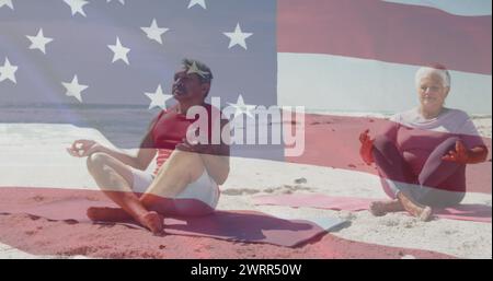 Immagine della bandiera degli stati uniti d'america sopra coppia birazziale senior che pratica yoga sulla spiaggia Foto Stock