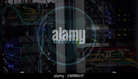 Immagine della sicurezza informatica e della scansione degli occhi in cerchio sui server Foto Stock