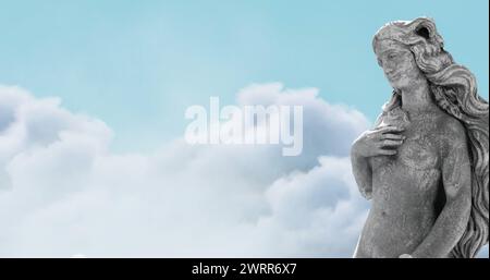 Immagine di scultura grigia di donna sopra il cielo blu e le nuvole, copia spazio Foto Stock