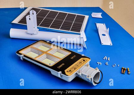 Energia verde per l'illuminazione stradale, luce a LED con pannello solare per uso domestico, parti del dispositivo per l'auto-assemblaggio sono sul tavolo. Foto Stock