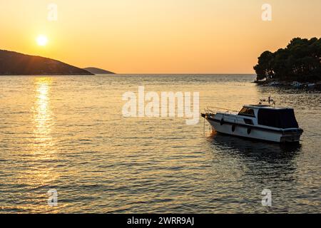 Attracco in barca in una splendida baia (Osor) al tramonto sull'isola di Cherso-Lussino nel mare Adriatico, Croazia Foto Stock