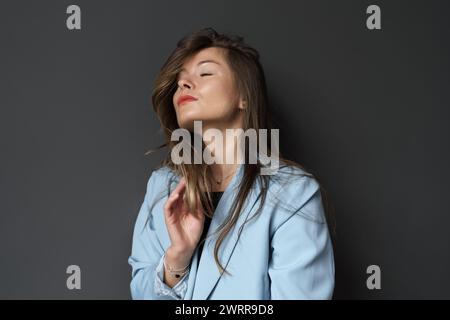 Donna serena che gode di un momento di pace e calma Foto Stock