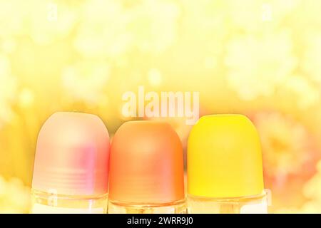 Deodorante per rotoli di vetro per bottiglie per carrozzeria in giallo oro chiaro Foto Stock