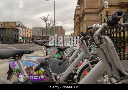 Belfast Contea di Antrim Irlanda del Nord 12 marzo 2024 - programma di noleggio pubblico di biciclette a Belfast per ridurre le emissioni di carbonio Foto Stock