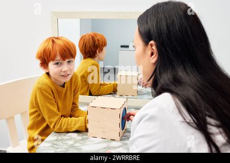 Bambini autistici. Cura della salute mentale del bambino con uno psicologo infantile che utilizza una sessione di psicoterapia del gioco Foto Stock