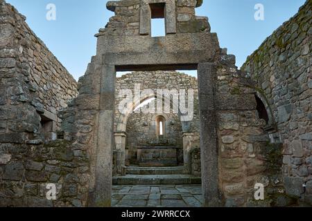 Resti della Chiesa di nostra Signora del Castello nel borgo medievale di 'Stripe' Castelo Mendo, Almeida, Portogallo Foto Stock