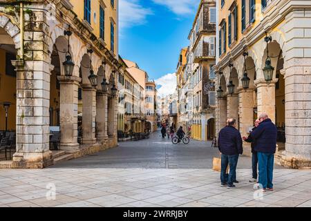 Centro storico della città di Corfù. Strade della città di Corfù in Grecia. Case tradizionali della città vecchia di Corfù in Grecia. Foto di strade ed edifici nella Foto Stock