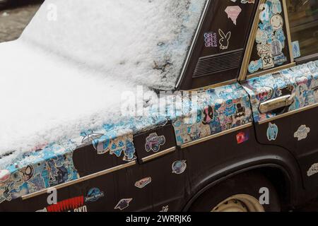 Non esclusiva: KIEV, UCRAINA - 13 MARZO 2024 - Un'auto coperta di neve, Kiev, capitale dell'Ucraina. Foto Stock