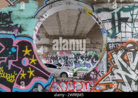 Non esclusivo: KIEV, UCRAINA - 13 MARZO 2024 - Graffiti sul ponte supporta, Kiev, capitale dell'Ucraina. Foto Stock