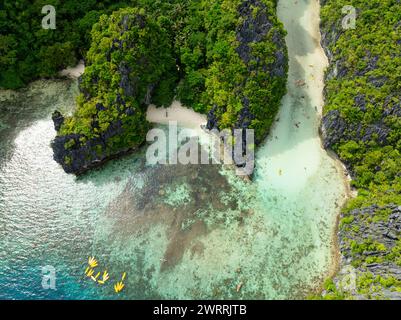 Riflesso del sole sull'acqua trasparente con kayak sull'isola di Miniloc. El Nido, Palawan. Filippine. Foto Stock
