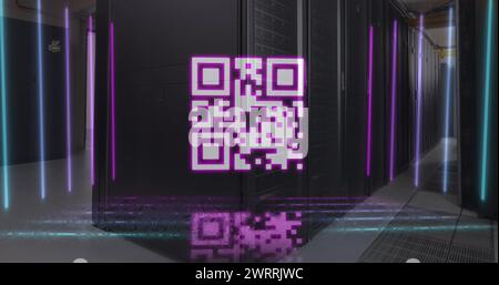 Immagine dello scanner di codici qr neon rispetto alla sala server del computer Foto Stock