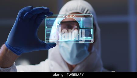 Immagine di cellule virali viola sopra il lavoratore di laboratorio maschio caucasico in vestiti di sicurezza con carta digitale Foto Stock