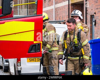 Edimburgo, Scozia, Regno Unito, 14 marzo 2024. Incendio in un blocco di appartamenti a Bonnington: Un grande incendio scoppiò nel magazzino dei bond convertito. Sono presenti servizi di emergenza e veicoli, tra cui polizia e vigili del fuoco. Crediti: Sally Anderson/Alamy Live News Foto Stock