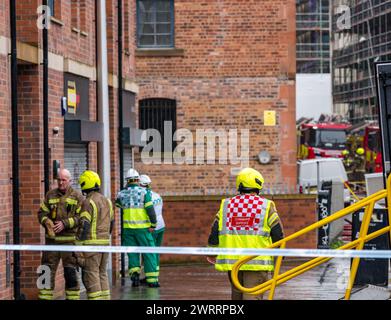 Edimburgo, Scozia, Regno Unito, 14 marzo 2024. Incendio in un blocco di appartamenti a Bonnington: Un grande incendio scoppiò nel magazzino dei bond convertito. Sono presenti servizi di emergenza e veicoli, compresi paramedici e vigili del fuoco. Crediti: Sally Anderson/Alamy Live News Foto Stock