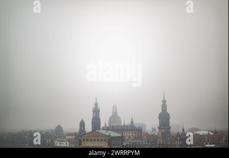 Dresda, Germania. 14 marzo 2024. Piogge al mattino, la città vecchia con la cupola della Kunstakedmie con l'angelo "fama" (l-r), la Ständehaus, la Hofkirche, la Frauenkirche, la Semperoper e l'Hausmannsturm. Questa mattina, principalmente nuvoloso nella metà orientale, ma quasi nessuna pioggia, da ovest schiarisce sempre più nuvole e secche. In caso contrario, spesso si pulisce e si asciuga dopo il sollevamento della nebbia. Il valore massimo è compreso tra 14 e 18 gradi, secondo il servizio meteorologico tedesco. Crediti: Robert Michael/dpa/Alamy Live News Foto Stock