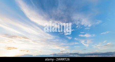 Cielo blu al tramonto con nuvole di cirrus e altre forme di nuvole Foto Stock