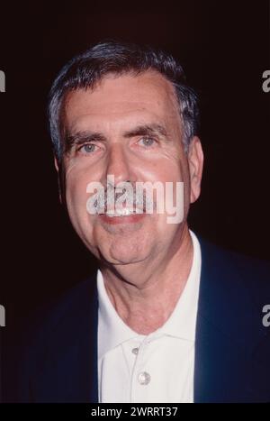 **FOTO FILE** Gerald Levin è morto. Gerald M. Levin partecipa alla prima di "Mickey Blue Eyes" al Ziegfeld Theatre di New York l'11 agosto 1999. Foto di Henry McGee/MediaPunch Foto Stock