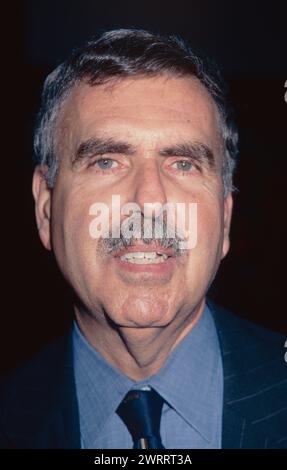 **FOTO FILE** Gerald Levin è morto. Gerald M. Levin partecipa al 25° anniversario della HBO 'An Evening of Comedy' al Museum of Television & radio di New York il 15 dicembre 1997. Foto di Henry McGee/MediaPunch Foto Stock