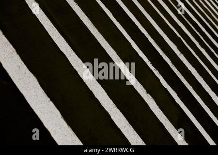 Fila simmetrica di colonne per mantenere la struttura architettonica, vista angolare astratta al ritmo architettonico della luce e ombre dei pilastri colorati b Foto Stock