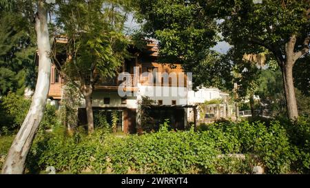 Vista del nuovo cottage residenziale nascosto tra alberi e palme. Gocek, Turchia, 2024 Foto Stock