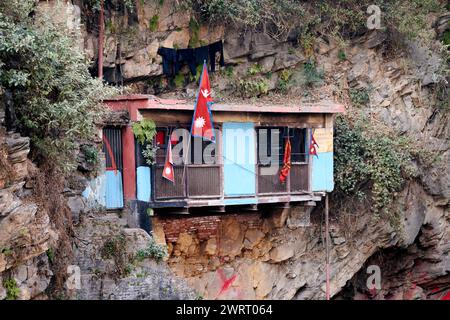 Grotta di meditazione Vasuki nel tempio Pashupatinath a Kathmandu, Nepal, piccolo edificio ascetico sul pendio della montagna, fuga dal clamore esterno nello spirito Foto Stock