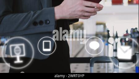 Immagine di icone dei social media su una donna d'affari caucasica in coda all'aeroporto Foto Stock