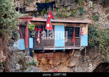 Grotta di meditazione Vasuki nel tempio Pashupatinath a Kathmandu, Nepal, piccolo edificio ascetico sul pendio della montagna, fuga dal clamore esterno nello spirito Foto Stock