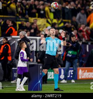 DORTMUND , GERMANIA - 13 MARZO: L'arbitro Daniele Orsato guarda durante la partita di UEFA Champions League 2023/24 tra Borussia Dortmund e PSV Eindhoven Foto Stock