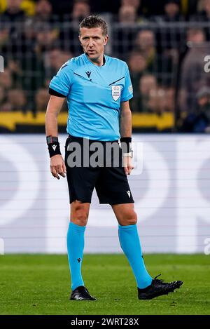 DORTMUND , GERMANIA - 13 MARZO: L'arbitro Daniele Orsato guarda durante la partita di UEFA Champions League 2023/24 tra Borussia Dortmund e PSV Eindhoven Foto Stock