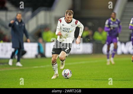 Derby, Regno Unito. 12 marzo 2024. L'attaccante della contea di Derby Tom Barkhuizen (7) sul pallone durante la partita di Derby County FC contro Reading FC Sky bet EFL League 1 al Pride Park Stadium, Derby, Inghilterra, Regno Unito il 12 marzo 2024 Credit: Every Second Media/Alamy Live News Foto Stock