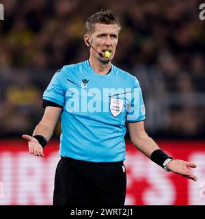 DORTMUND , GERMANIA - 13 MARZO: L'arbitro Daniele Orsato guarda durante la partita di UEFA Champions League 2023/24 tra Borussia Dortmund e PSV Eindhoven Foto Stock