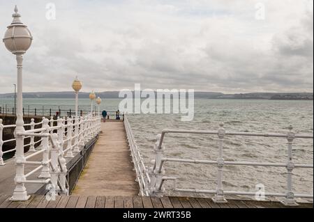 Passeggiata sul lungomare di Torquay Princess Pier in una giornata nuvolosa all'inizio della primavera. Devon, Inghilterra, Regno Unito. Foto Stock